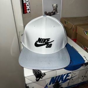 Nike Sb Trucker Perforated Snapback Hat Cap NWOT 629243-100 White/Gray 2015